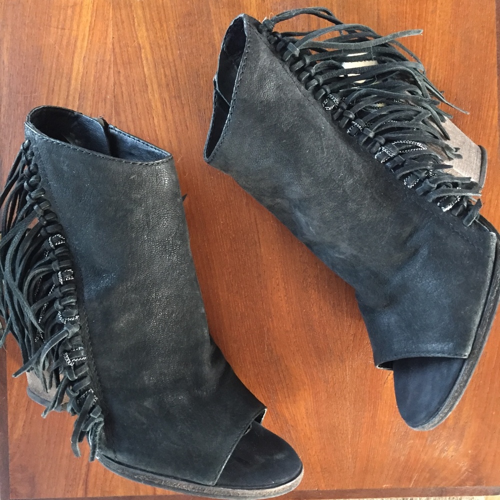 Volce Vita Black Leather Fringe Booties